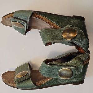 Taos Carousel Big Button Wedge Sandals Womens 38 Green Leather Boho Natural GUC